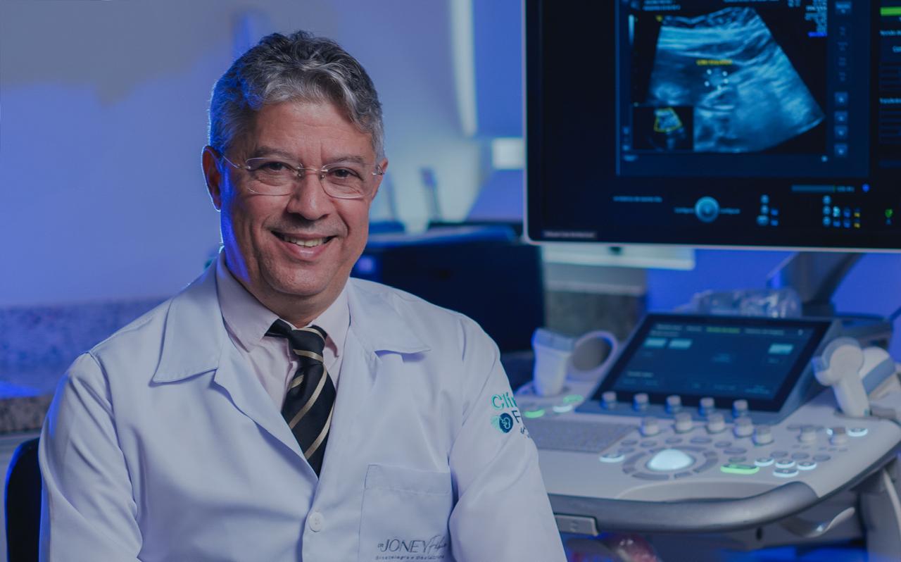 Dr. Joney Fábio em ambiente clínico